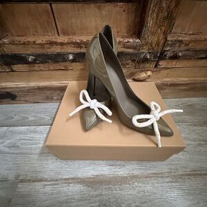 Burberry London Womens FINSBURY Gray Patent Leather Pumps Shoes 8,5 Size